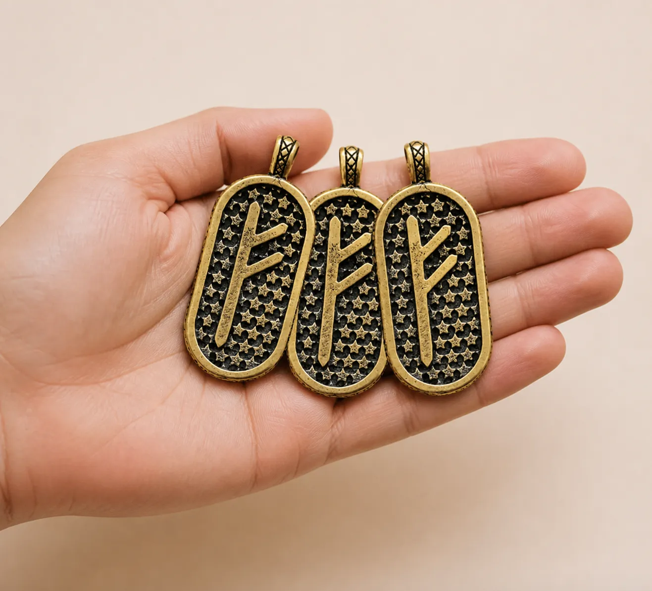 Fehu Amulet — Verpackung in der Hand