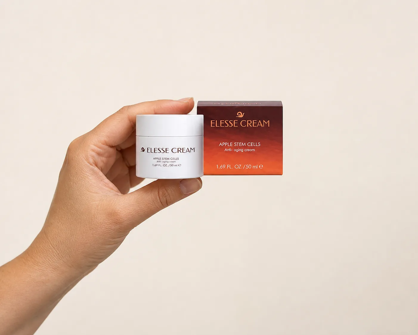 Elesse Cream — Verpackung in der Hand