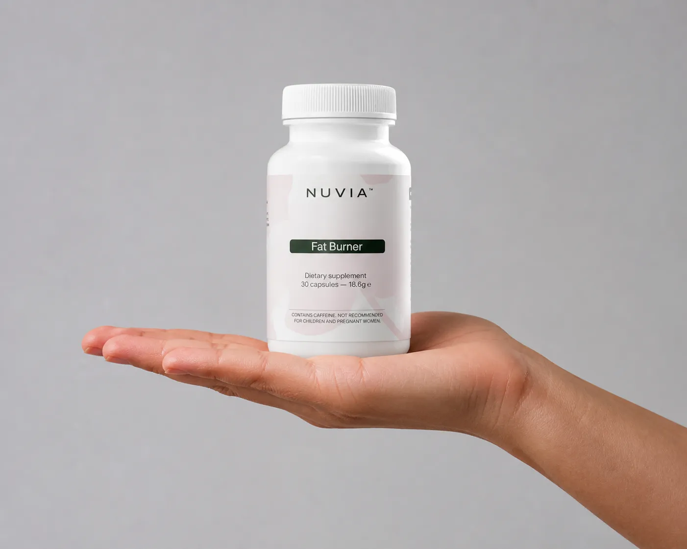 NUVIA — Verpackung in der Hand