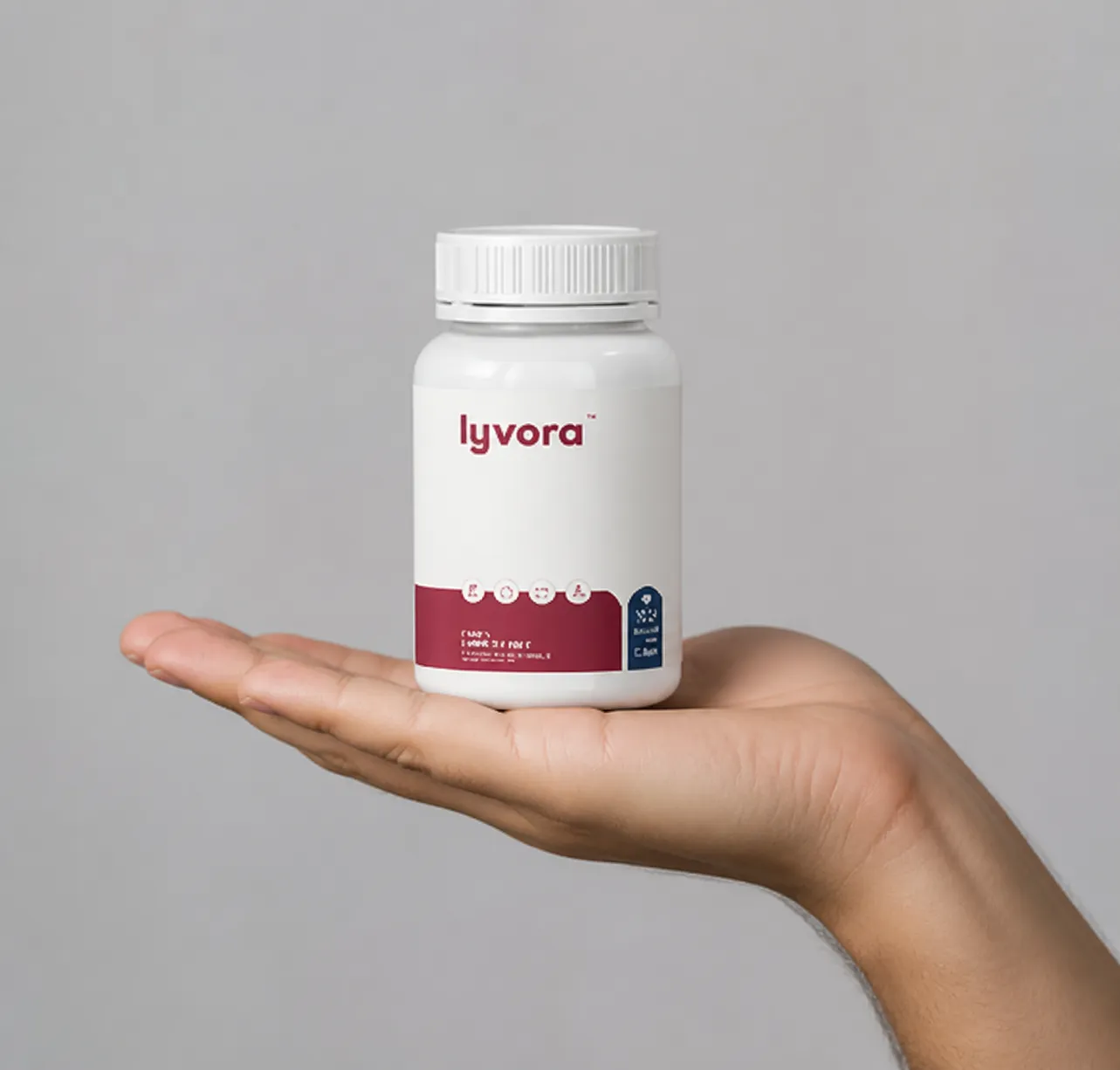 Lyvora — Verpackung in der Hand