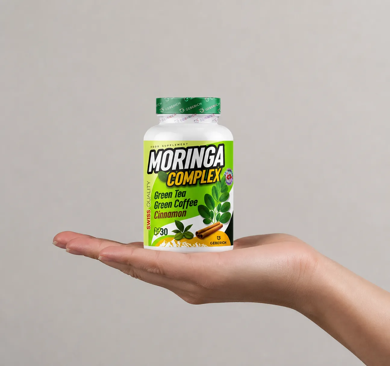 Moringa Complex — Verpackung in der Hand