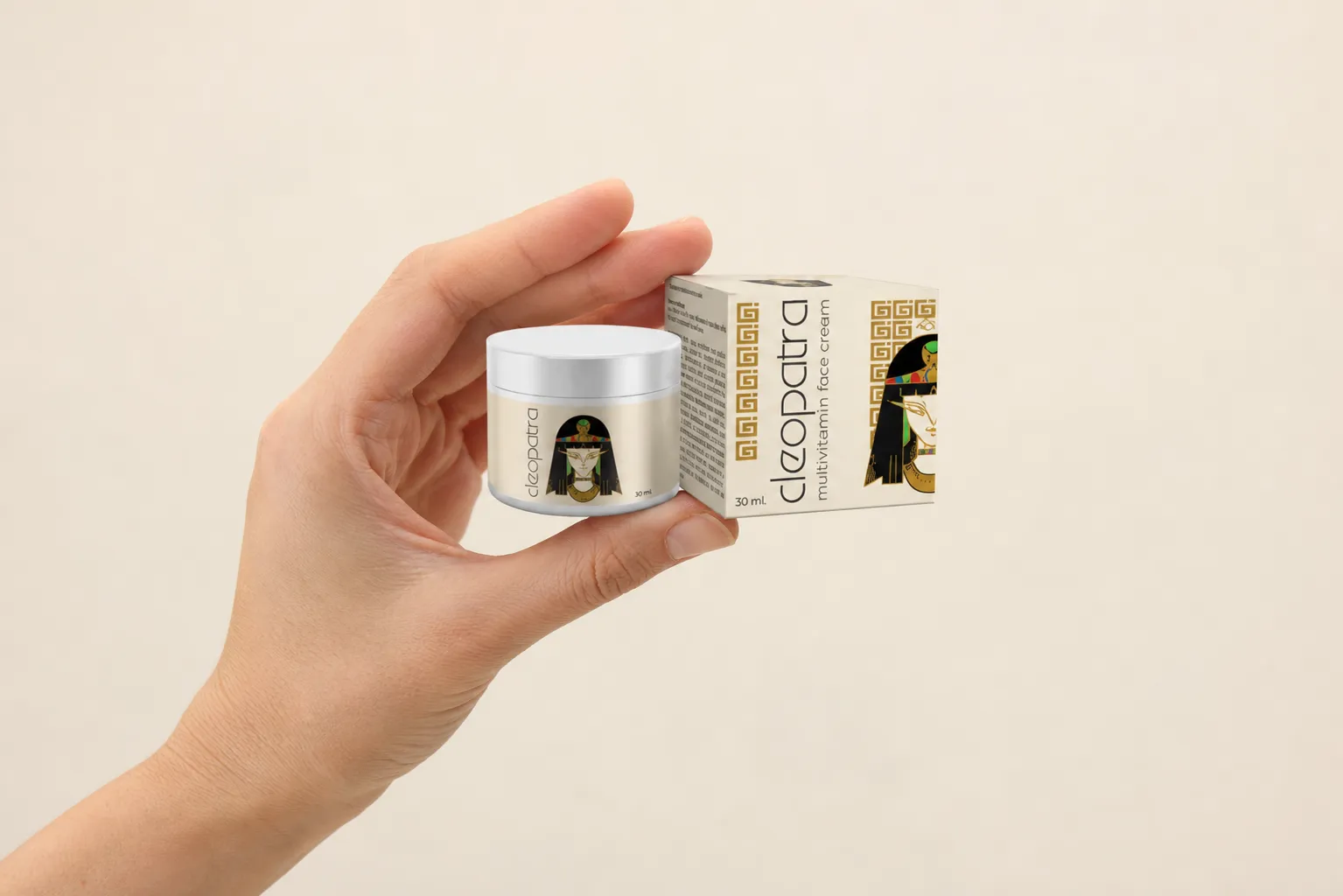Cleopatra cream — Verpackung in der Hand