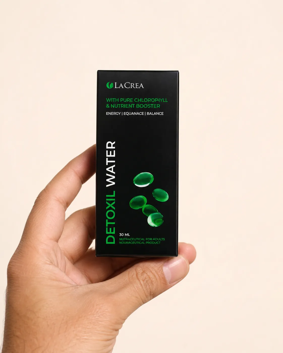 Detoxil water — Verpackung in der Hand
